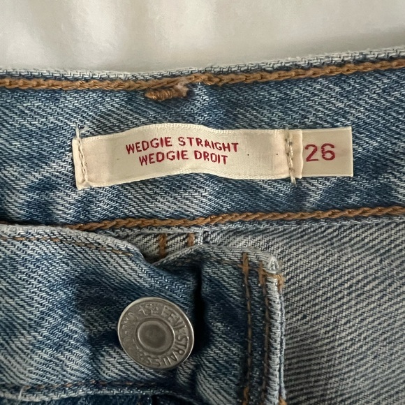Levi’s Wedgie Straight Fit Light Wash Distressed Jeans - Size 26 W and 26 L - Picture 4 of 6